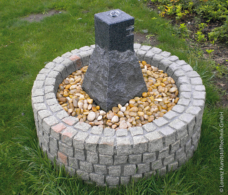 Fountain with catch basin made of bio-based SMC